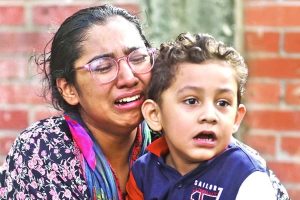 মরহুমের স্ত্রীর কান্না: “এখন আমার বাচ্চাদের কী হবে?”